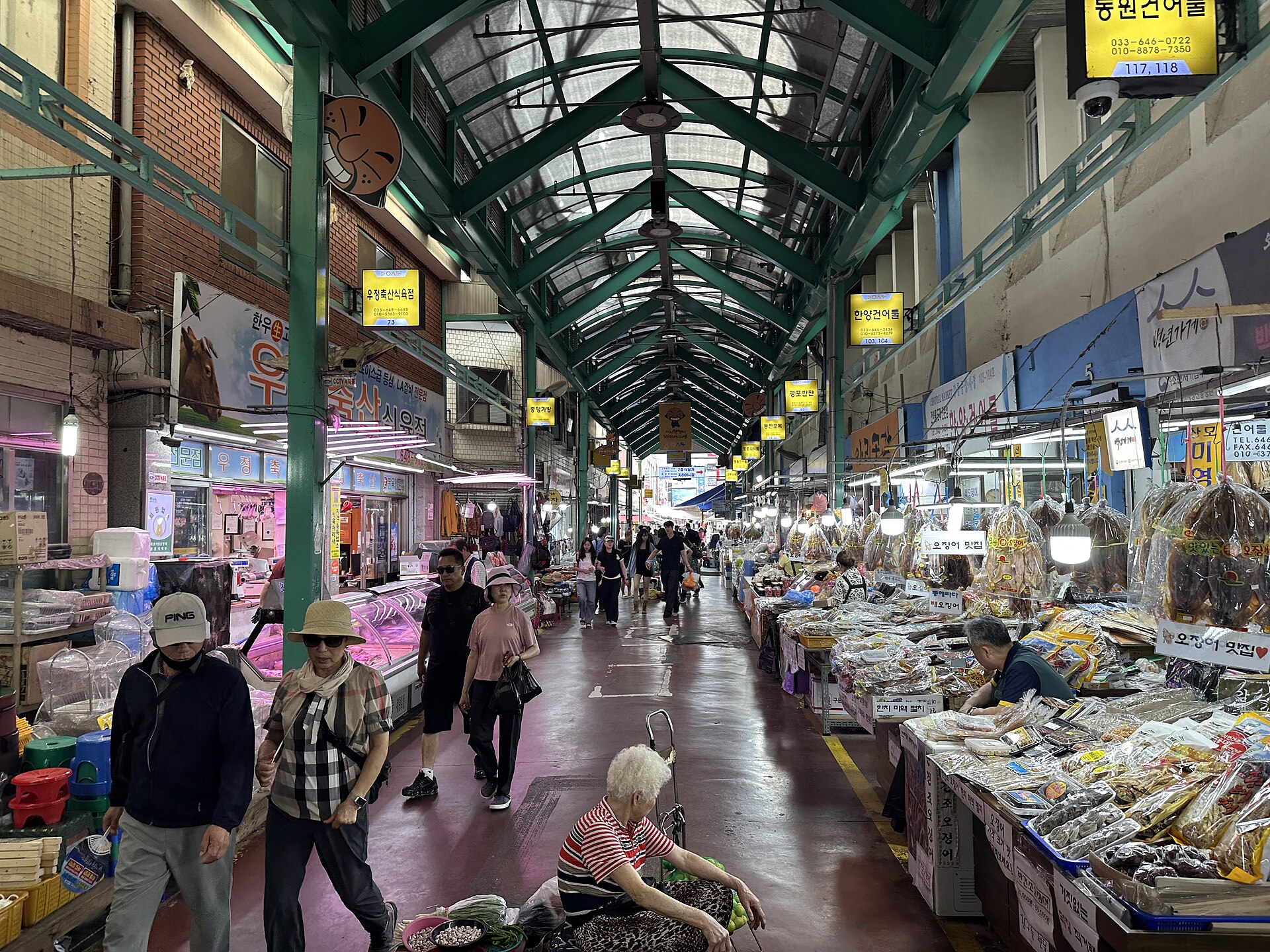 Arched glass roof over Gangneung Jungang Market