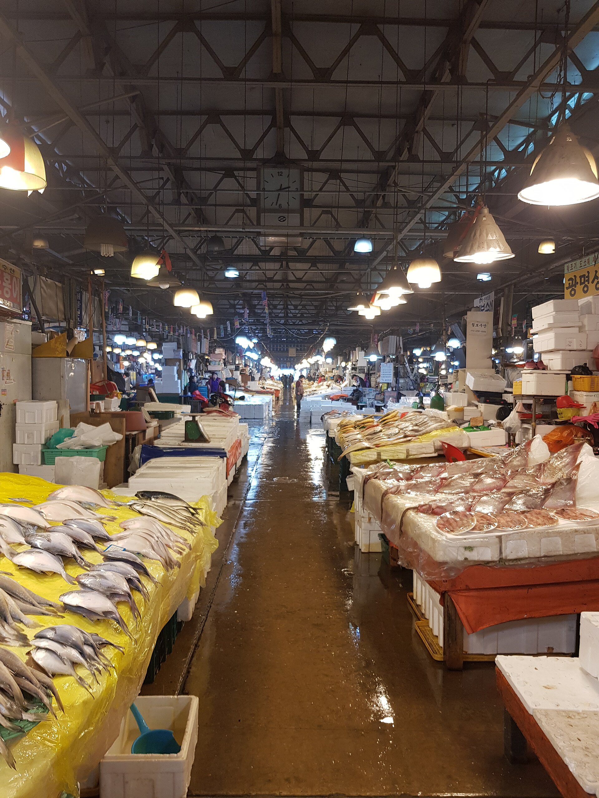 A long aisle of seafood stalls at Noryangjin