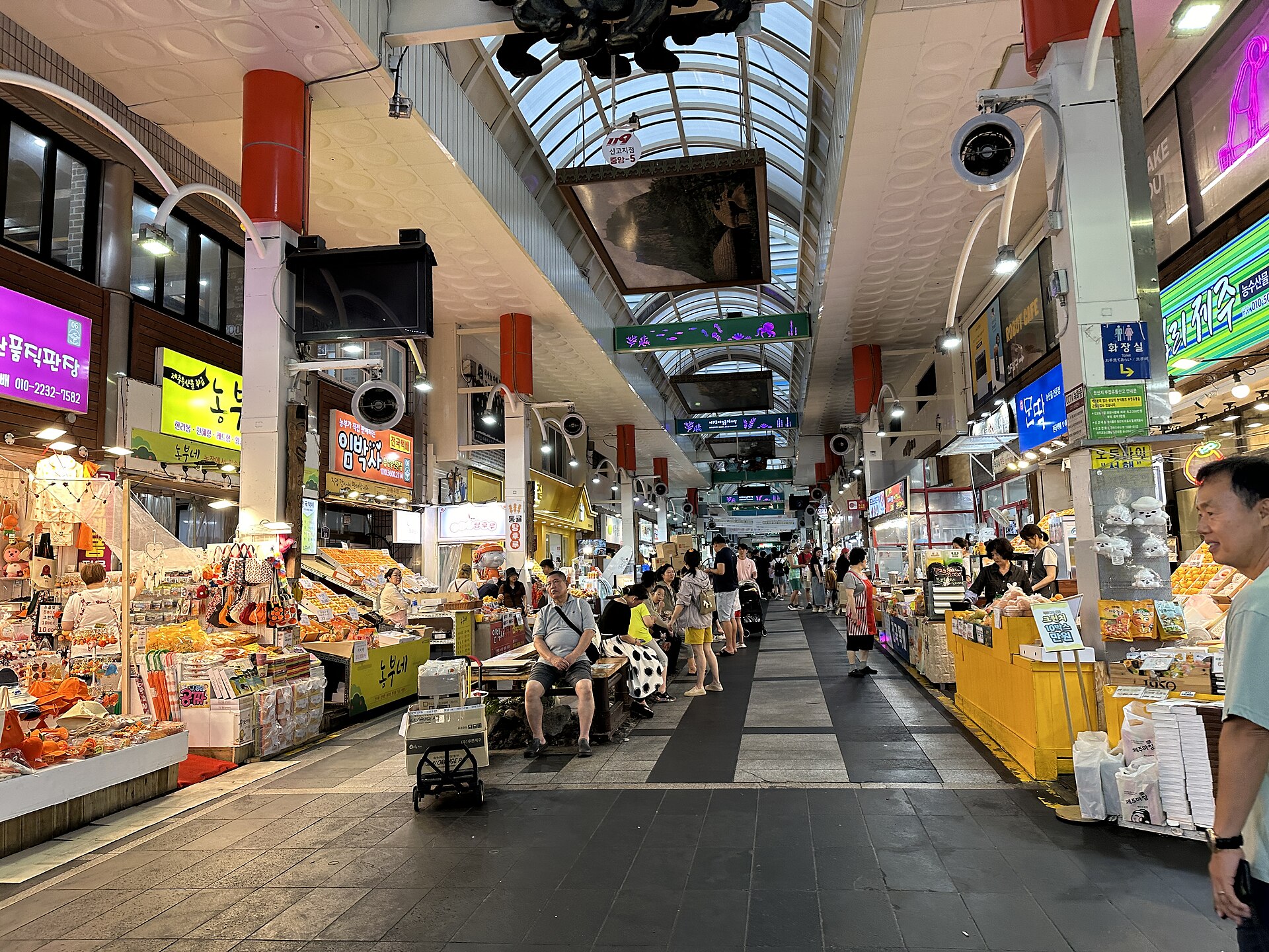 Covered walkway of Seogwipo Maeil Olle Market